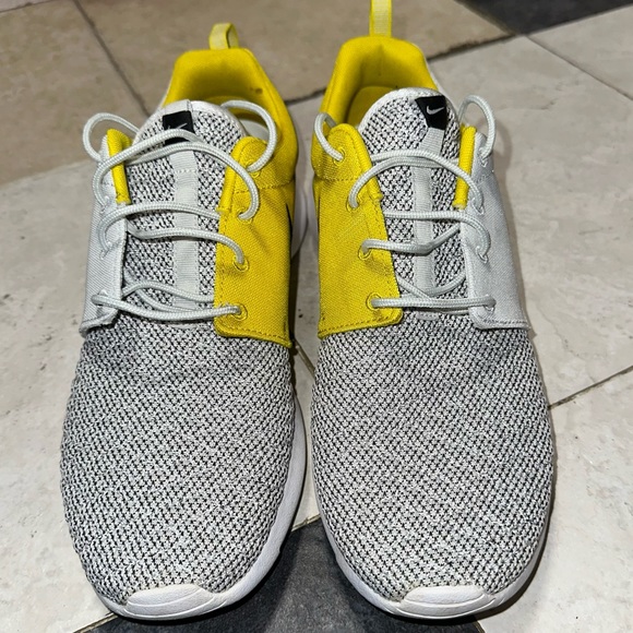 CUSTOMIZED Yellow & White Nike Roshe Runs! - Picture 2 of 6